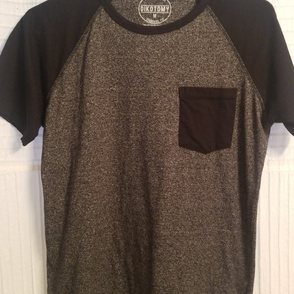 Dikotomy tee with pocket med.